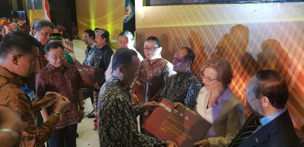 Remise du prix par le ministère de la culture indonésienne à la Communauté de Sant’Egidio pour la promotion du dialogue entre les religions et de la paix